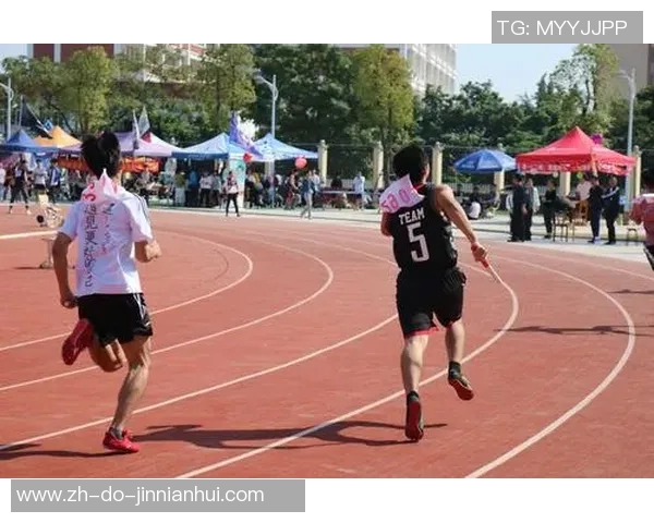 床头装饰画足球明星图案呈现运动激情与活力展现家居个性化风格