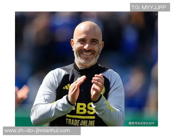 顶级球星全力施展足球射门技艺展现力量速度与精准的极致融合魅力